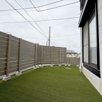 横浜市港南区大久保3丁目の売買物件/柵で囲われたお庭には人工芝が敷かれています