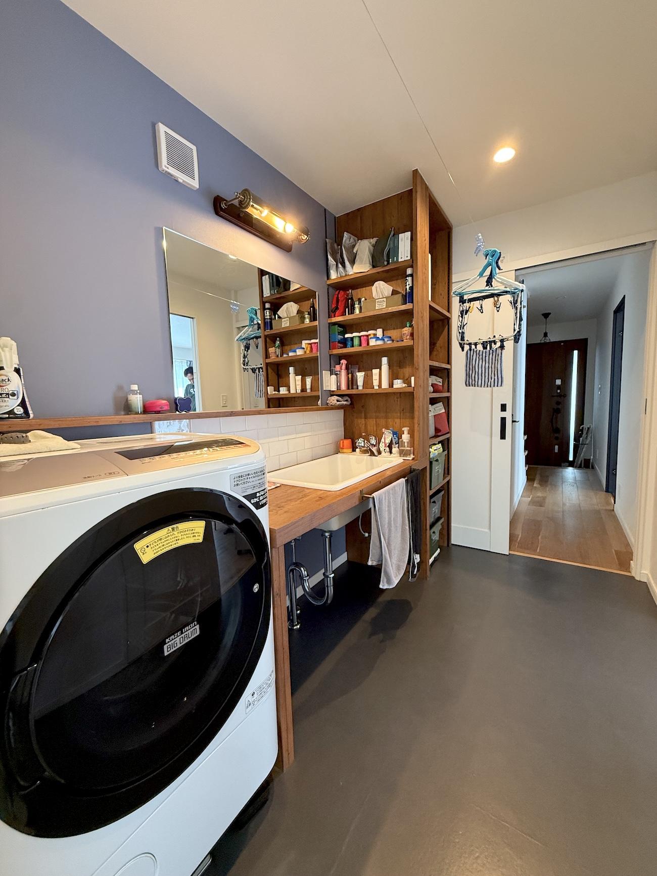 横浜市港南区大久保3丁目の売買物件/造作タウンターの洗面と洗濯機置き場、収納棚も付いています