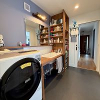 横浜市港南区大久保3丁目の売買物件/造作タウンターの洗面と洗濯機置き場、収納棚も付いています