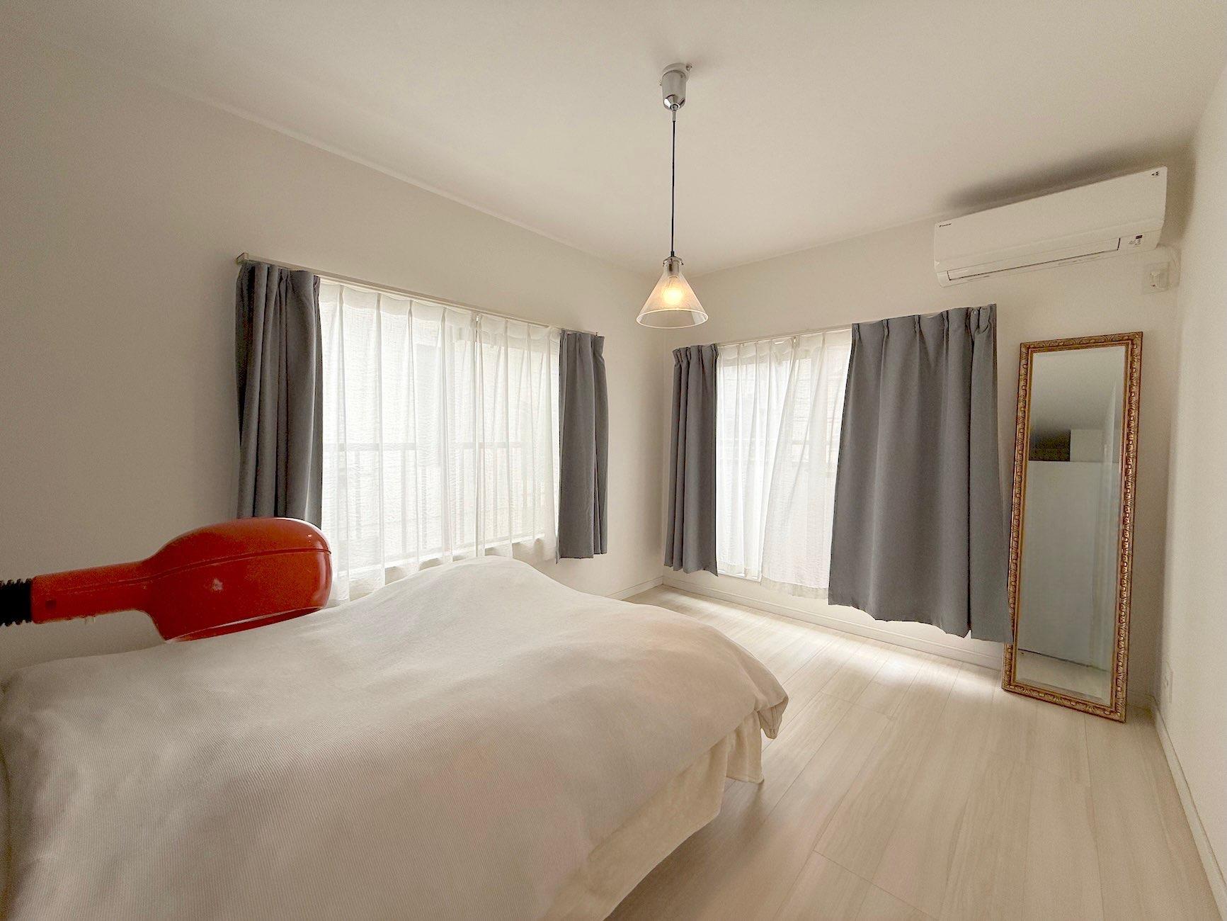 横浜市港南区大久保3丁目の売買物件/2階、8.5帖の洋室は二面採光で明るいです