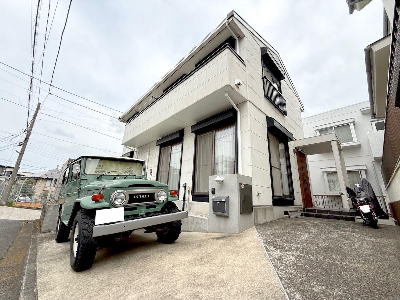 横浜市港南区大久保3丁目の売買物件/外観は白系で塗装されたシンプルな箱型、カースペースが2台分あります（車種による）