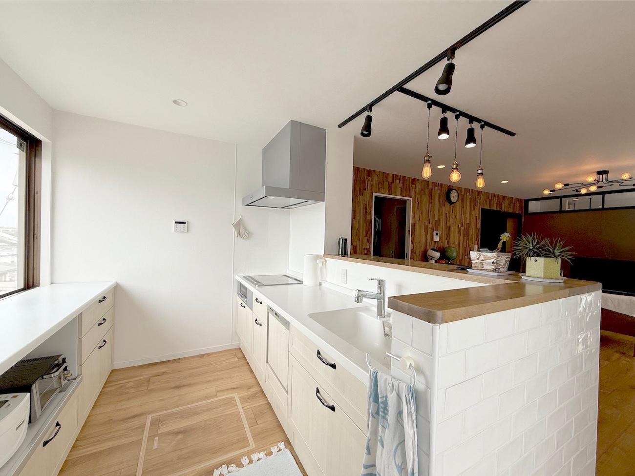 横浜市港南区大久保3丁目の売買物件/2列型の対面式キッチン、収納もたっぷりあります