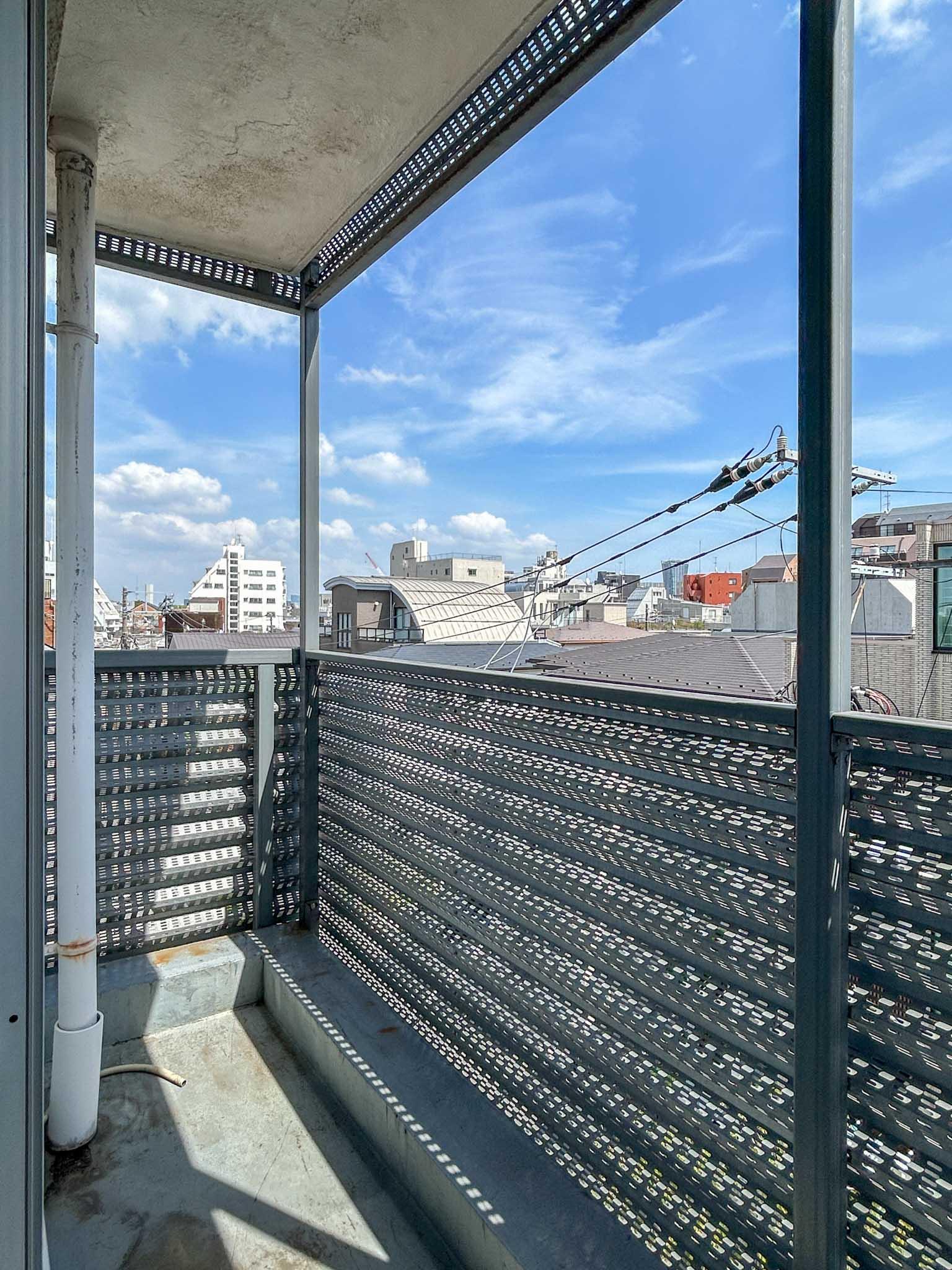 渋谷区上原の賃貸物件/南側のベランダ。陽当たりはすこぶる良好