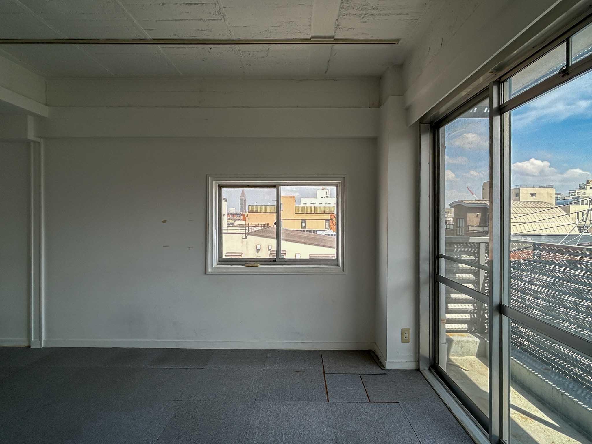 渋谷区上原の賃貸物件/南側の窓辺。白い内装も相まって、照明をつけなくても明るい