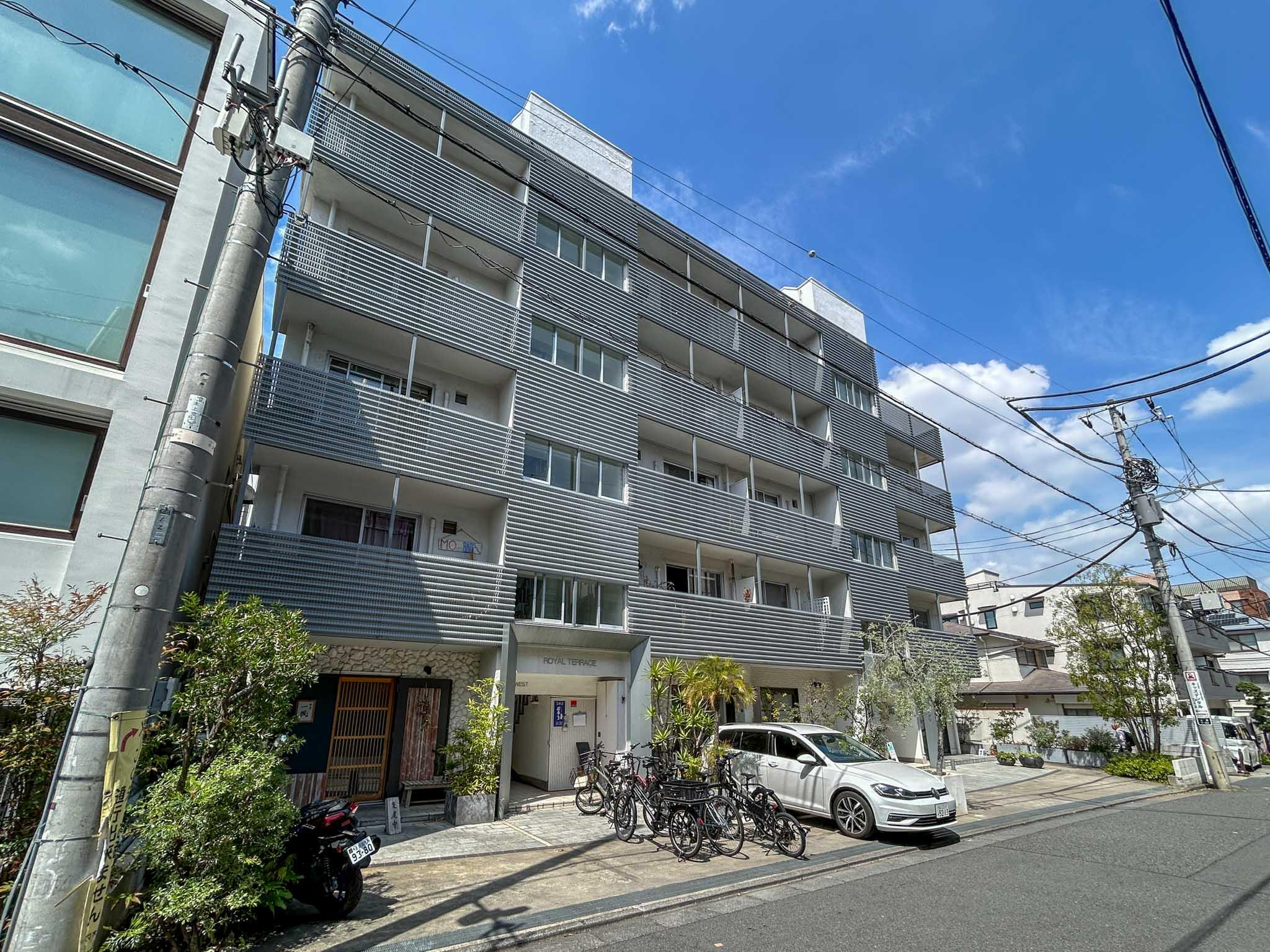 渋谷区上原の賃貸物件/波形鋼板のファサードが特徴的な古ビル