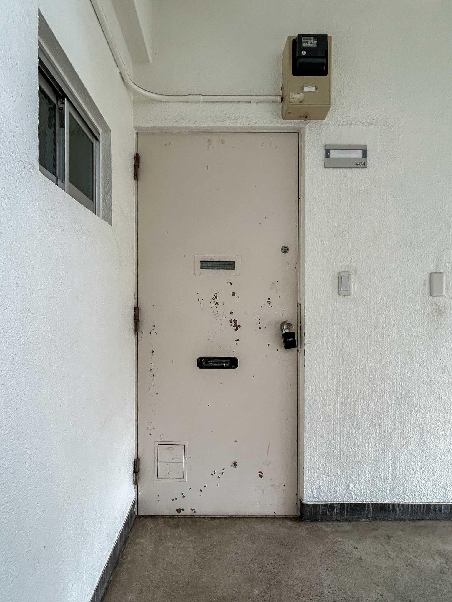 渋谷区上原の賃貸物件/玄関前。昔ながらの扉がいい味出してます