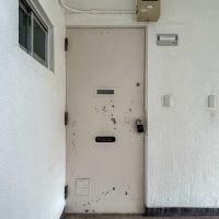 渋谷区上原の賃貸物件/玄関前。昔ながらの扉がいい味出してます