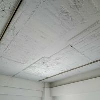 渋谷区上原の賃貸物件/ゴツゴツした躯体の表情がいい。ライティングレールが設置済み