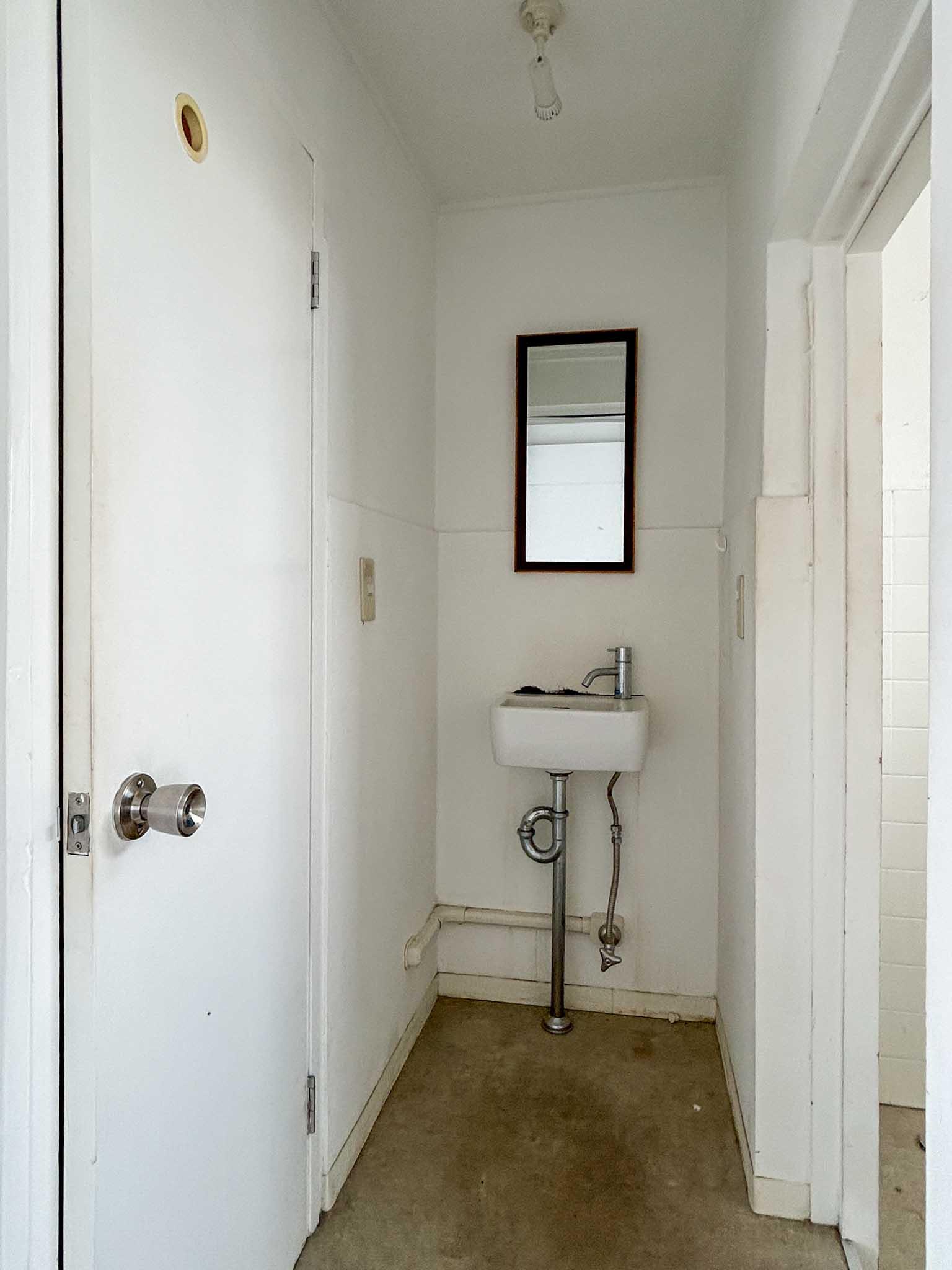 渋谷区上原の賃貸物件/手洗い場。左にトイレ、右に納戸