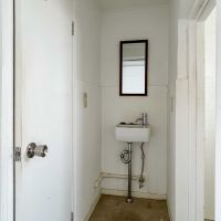 渋谷区上原の賃貸物件/手洗い場。左にトイレ、右に納戸