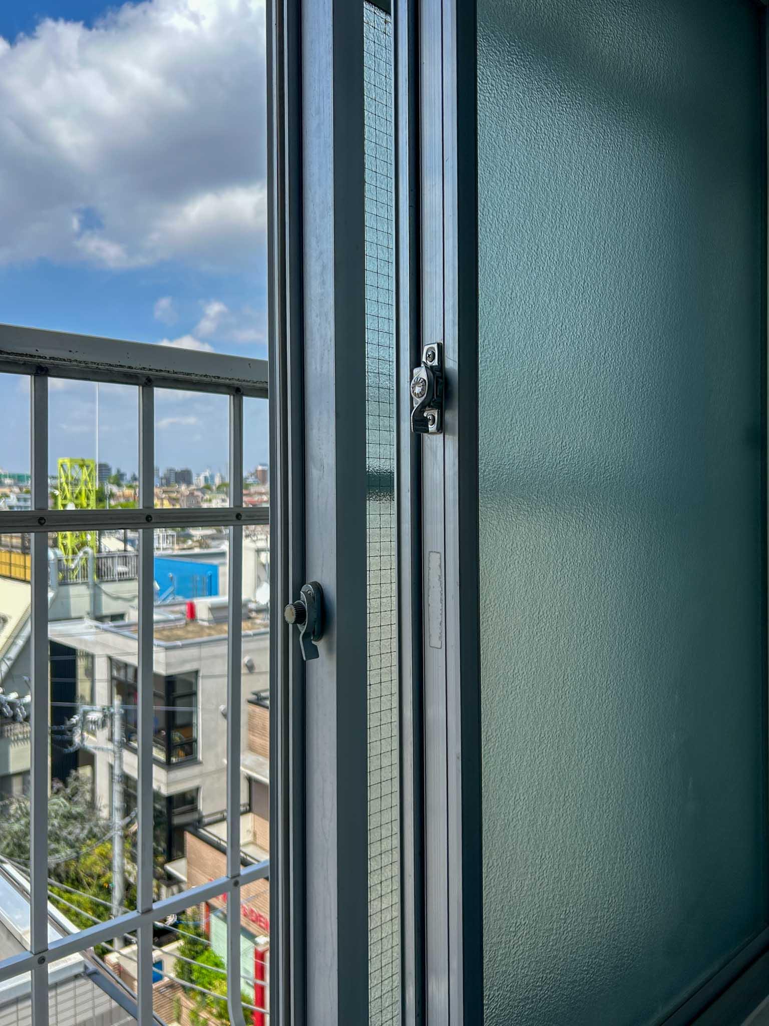 渋谷区上原の賃貸物件/線路がある北側は、二重窓になっています