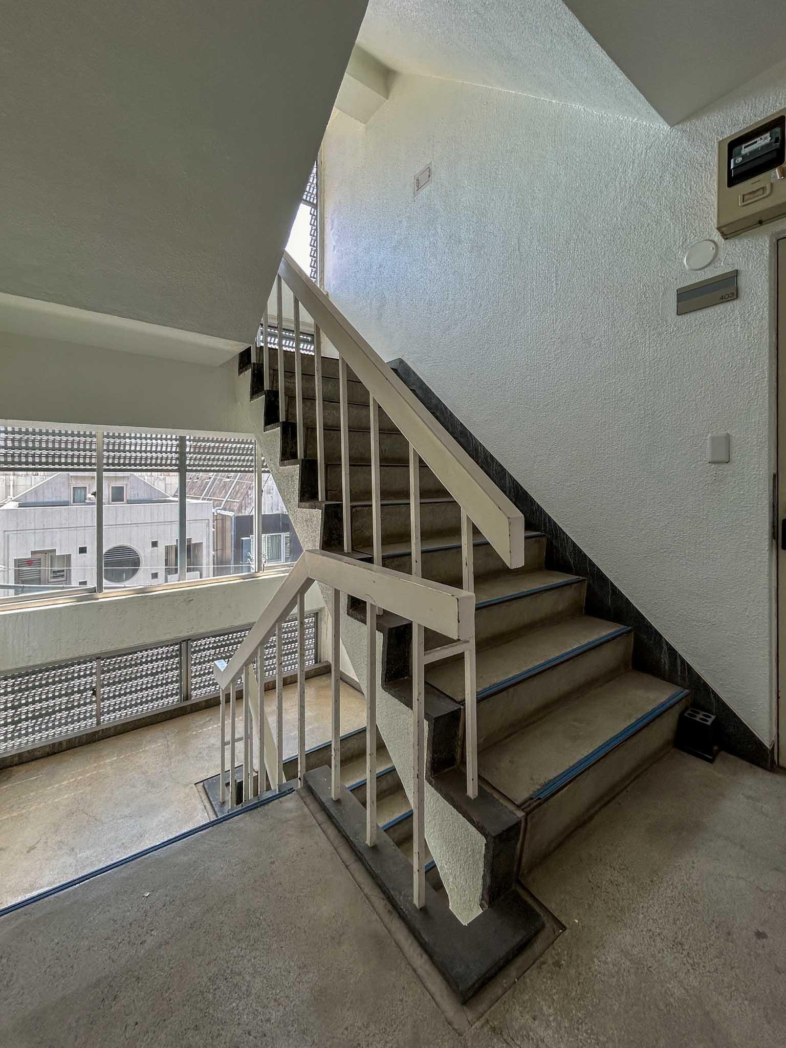 渋谷区上原の賃貸物件/共用階段