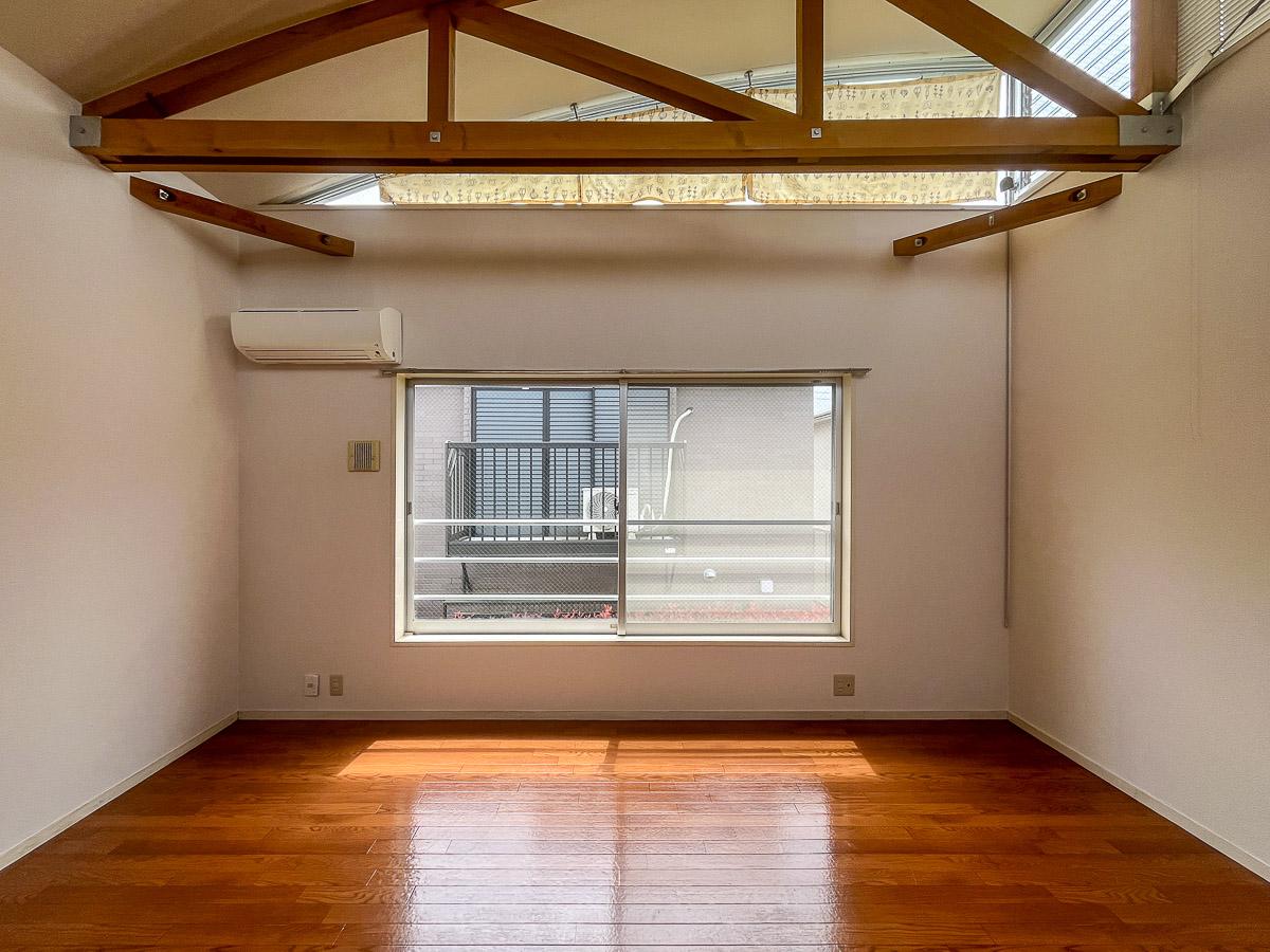 中野区鷺宮の賃貸物件/南向きの窓から明るい光が差し込む