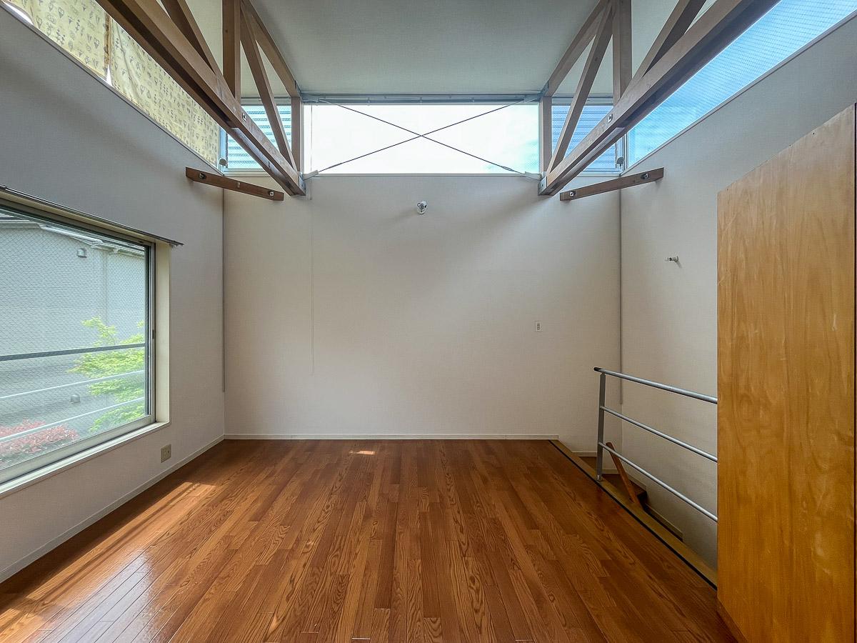 中野区鷺宮の賃貸物件/写真中央の天窓にはブラインドが備え付け