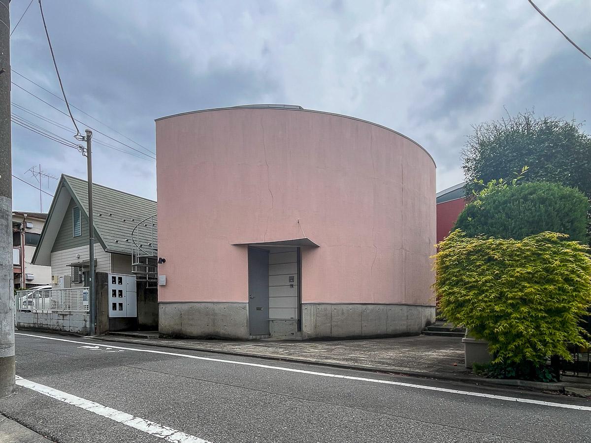 中野区鷺宮の賃貸物件/Rが印象的な外観。90年代のデザイナーズマンション