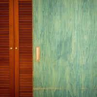 中野区鷺宮の賃貸物件/緑の引き戸が印象的