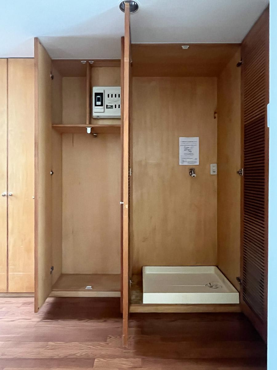 中野区鷺宮の賃貸物件/1Fの収納。右側は洗濯機置き場