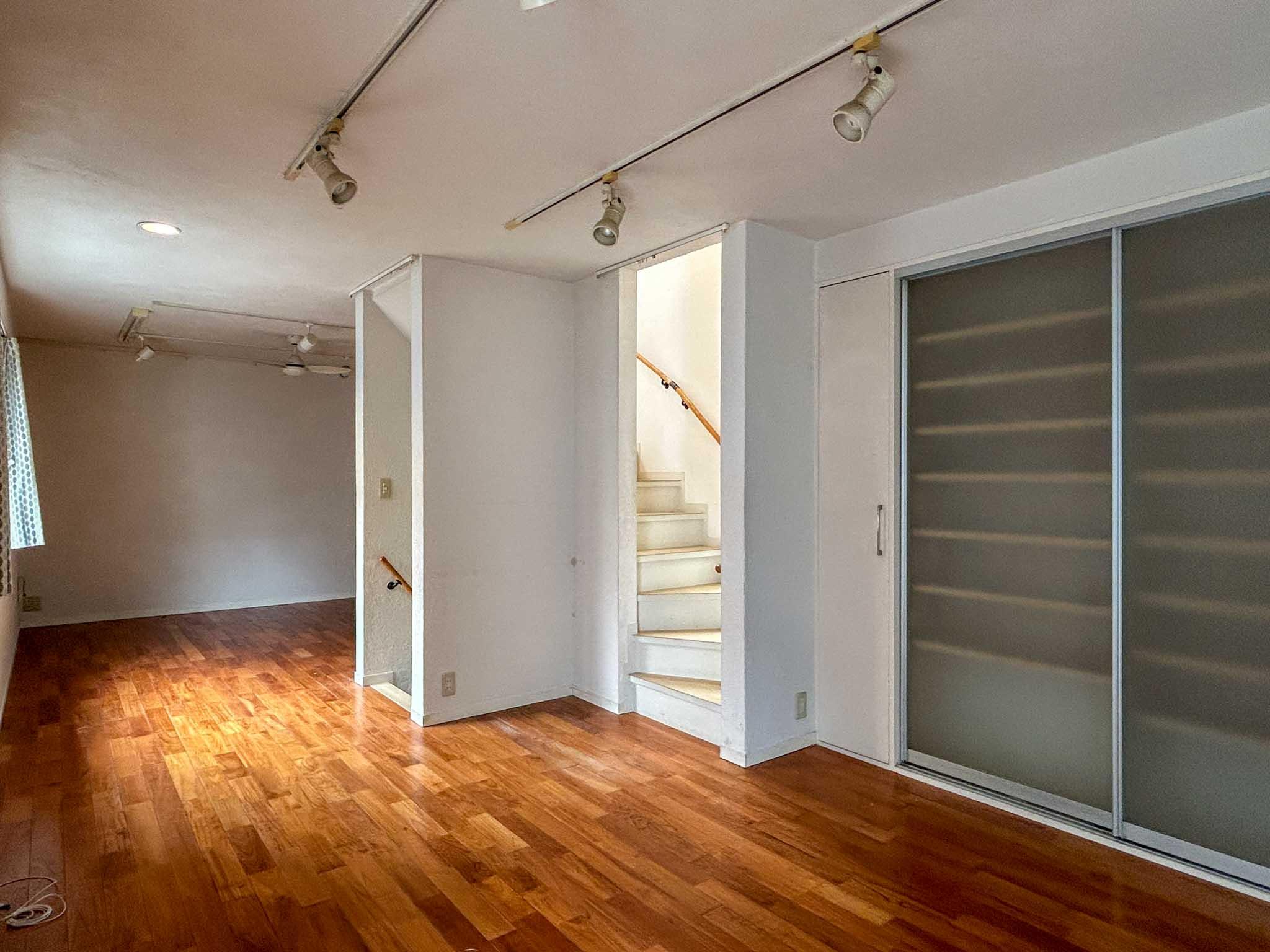 世田谷区用賀の賃貸物件/階段を中心に、くつろぐ場所と食事する場所をゆるやかに分けられる