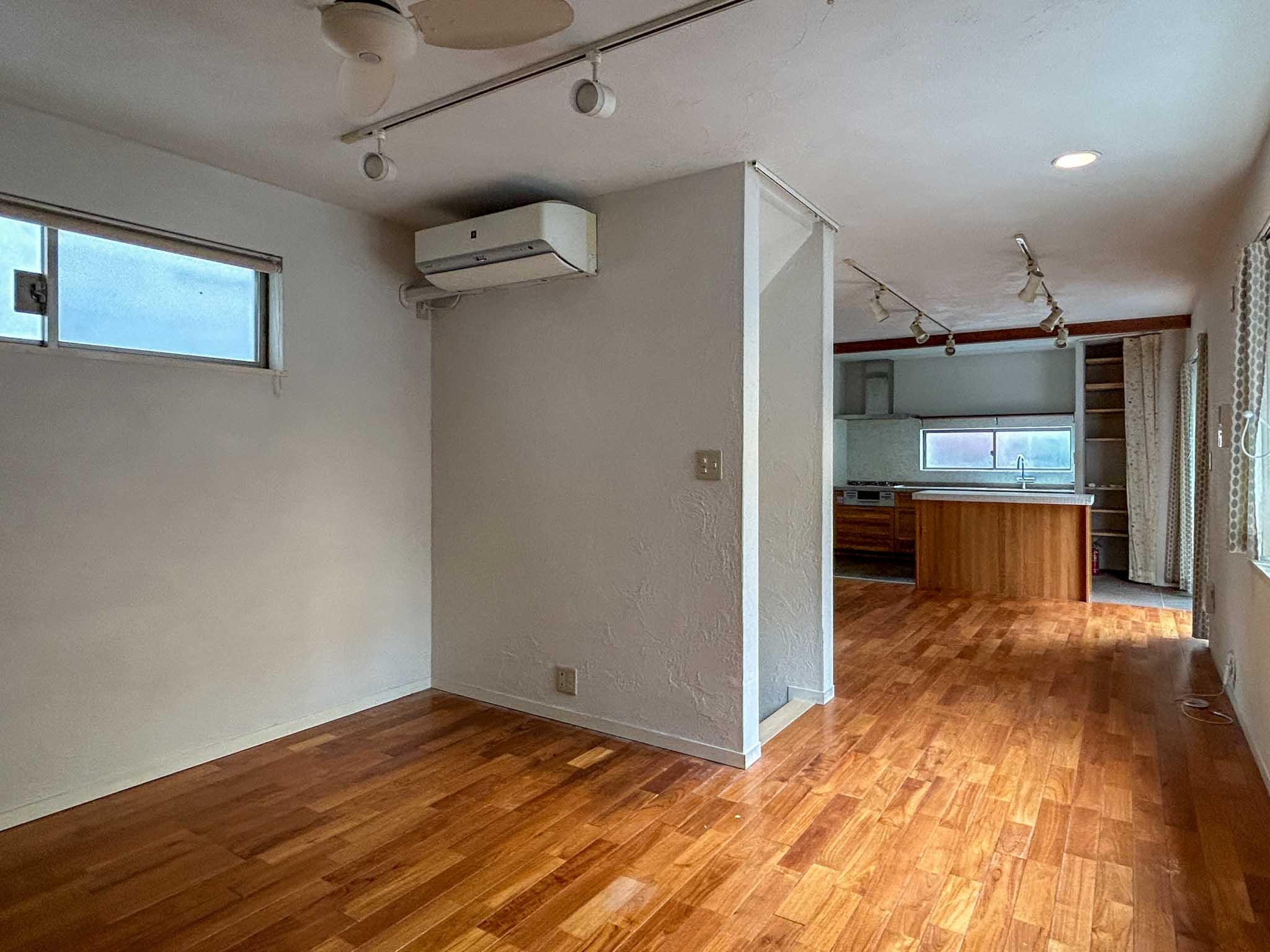 世田谷区用賀の賃貸物件/白い空間に、無垢フローリングなどの木材を散りばめた内装