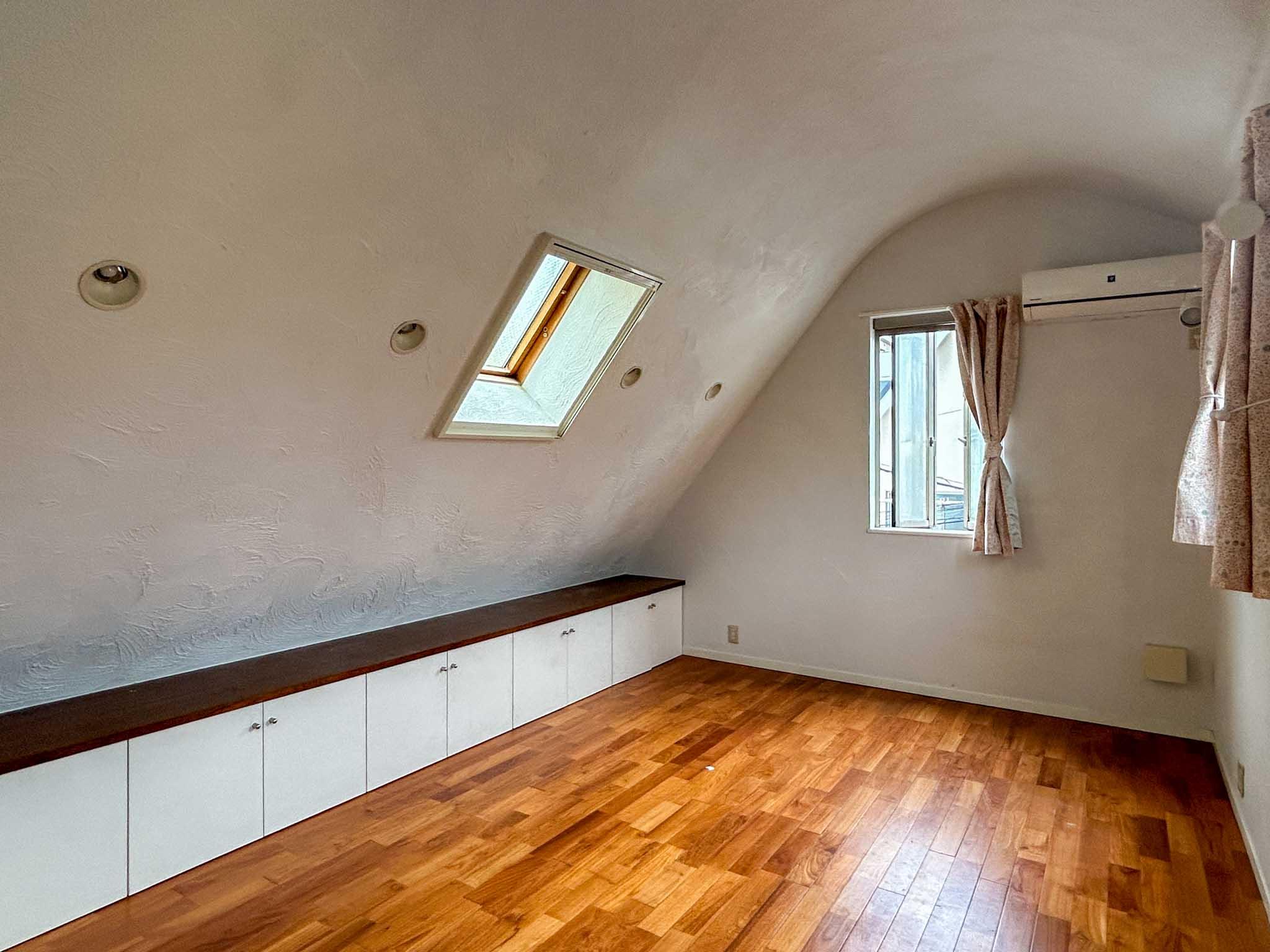 世田谷区用賀の賃貸物件/なめらかな曲線を描いた3階の天井。東側の洋室は10帖オーバーの広さがあります