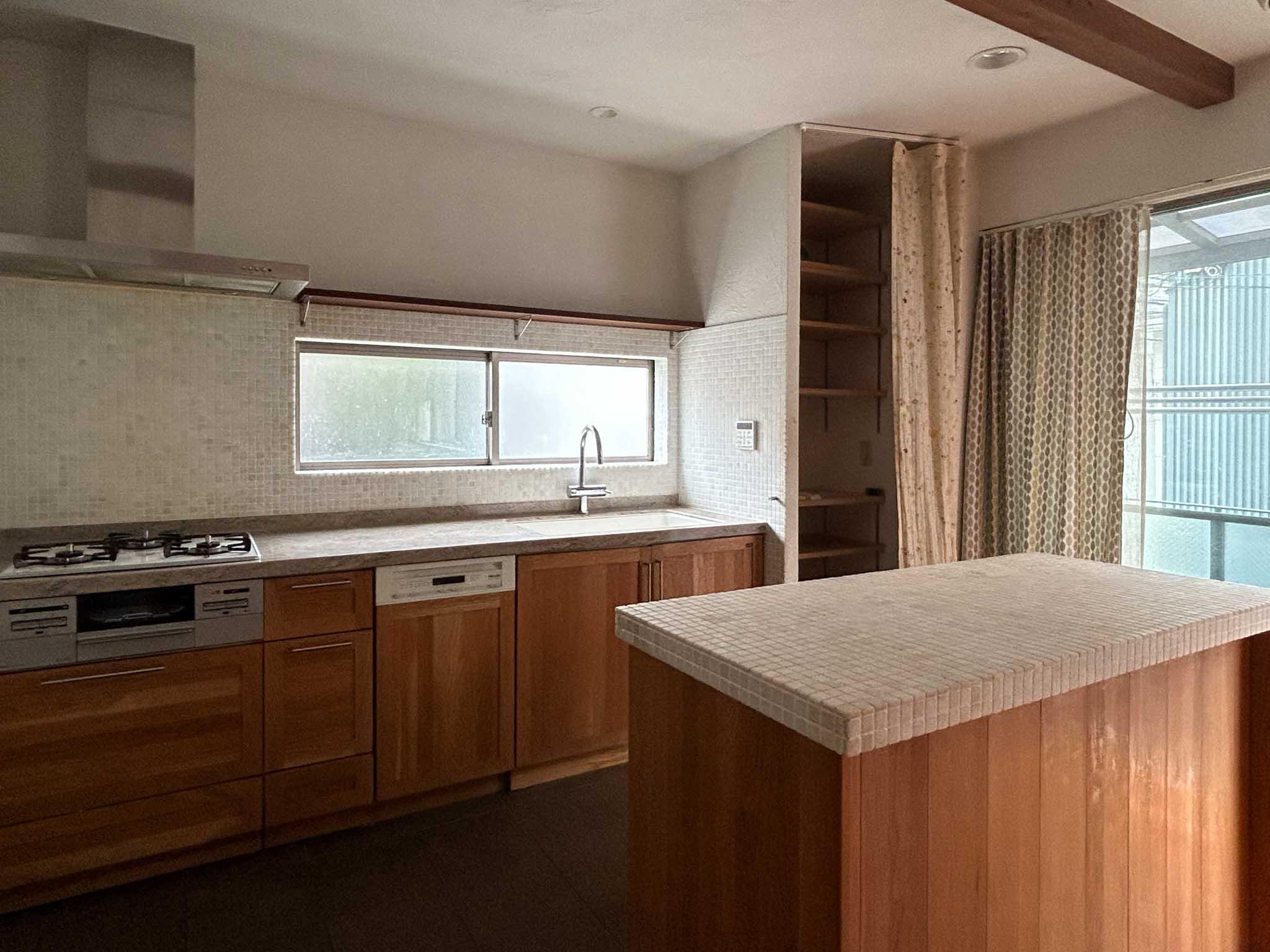 世田谷区用賀の賃貸物件/2階：作業に使えるカウンター付きのキッチン。ガスコンロは3口で、食洗器もついています