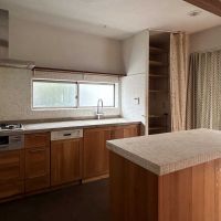 世田谷区用賀の賃貸物件/2階：作業に使えるカウンター付きのキッチン。ガスコンロは3口で、食洗器もついています