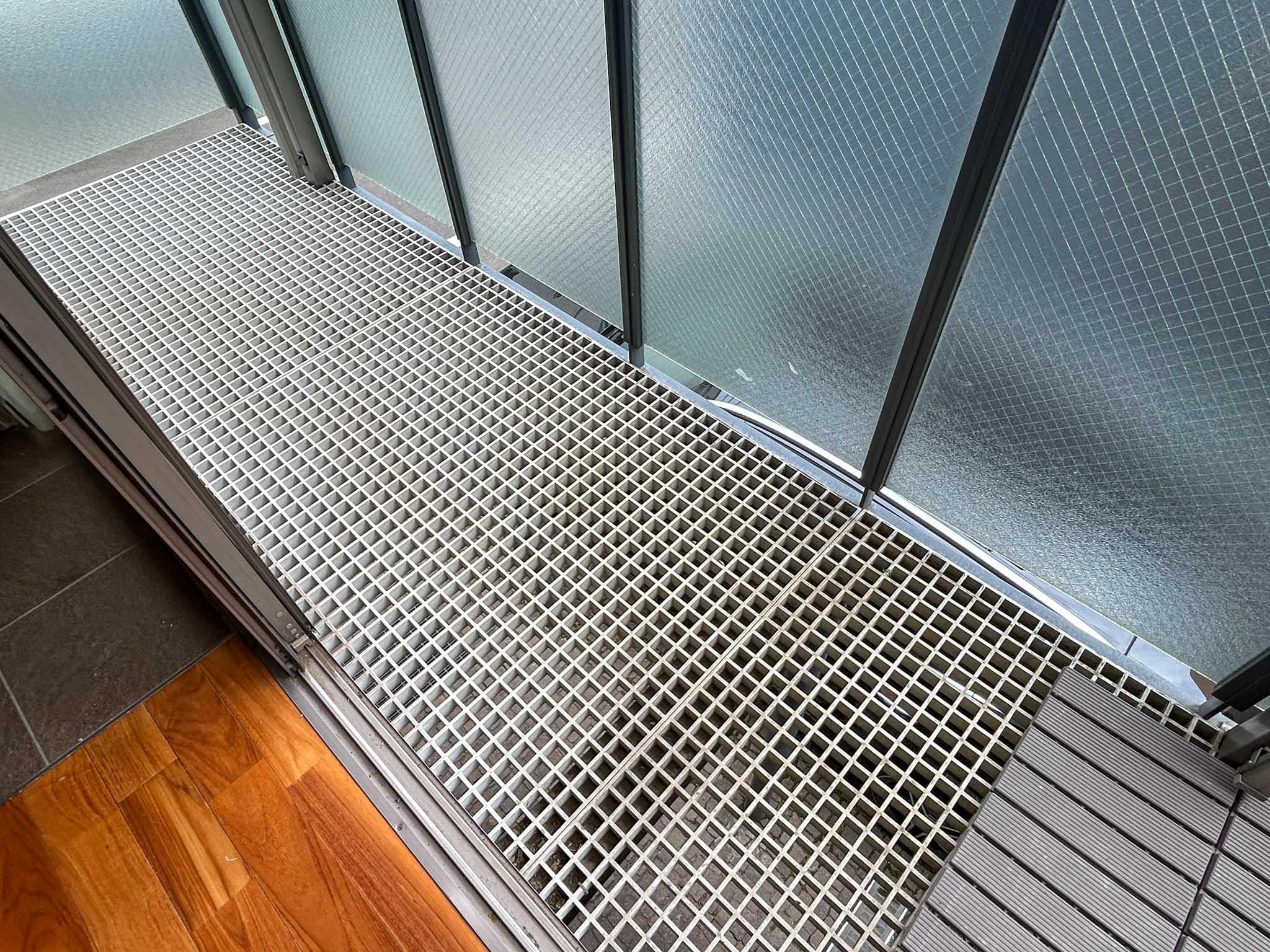 世田谷区用賀の賃貸物件/2階：ベランダはグレーチングに。駐車スペースに光が落ちるようになっています