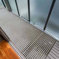 世田谷区用賀の賃貸物件/2階：ベランダはグレーチングに。駐車スペースに光が落ちるようになっています