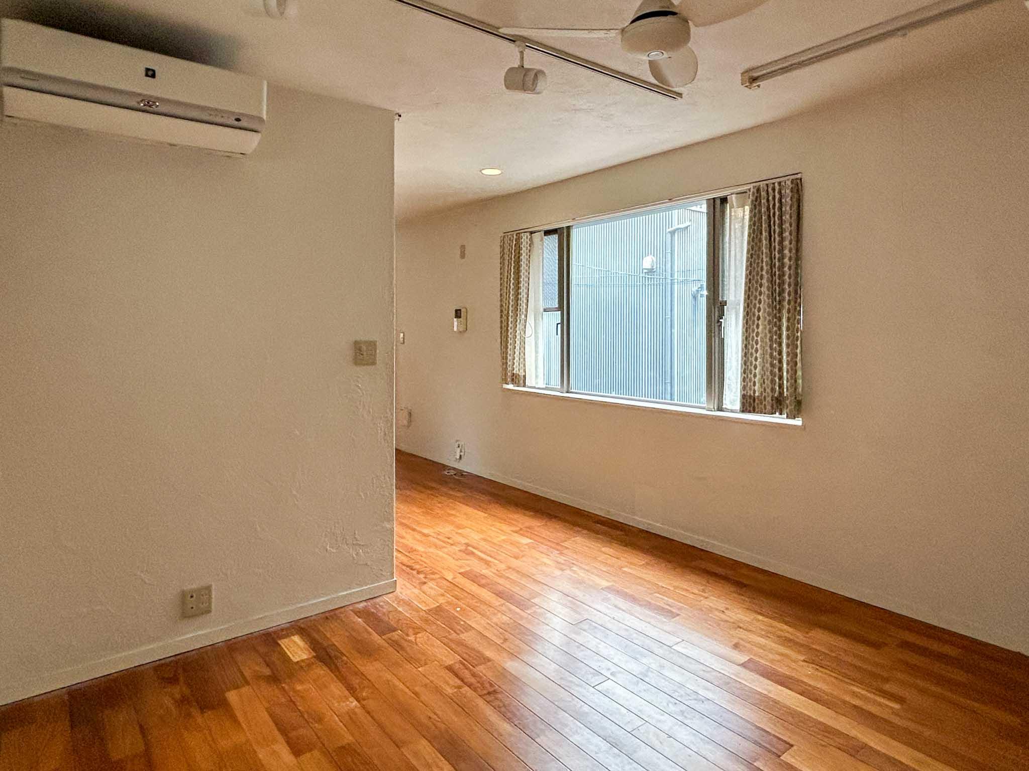 世田谷区用賀の賃貸物件/2階：西側のスペース。キッチン側とはゆるく分かれていて、ソファを置くならここがよさそう