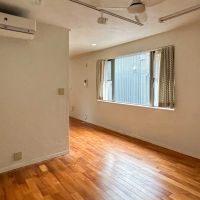 世田谷区用賀の賃貸物件/2階：西側のスペース。キッチン側とはゆるく分かれていて、ソファを置くならここがよさそう