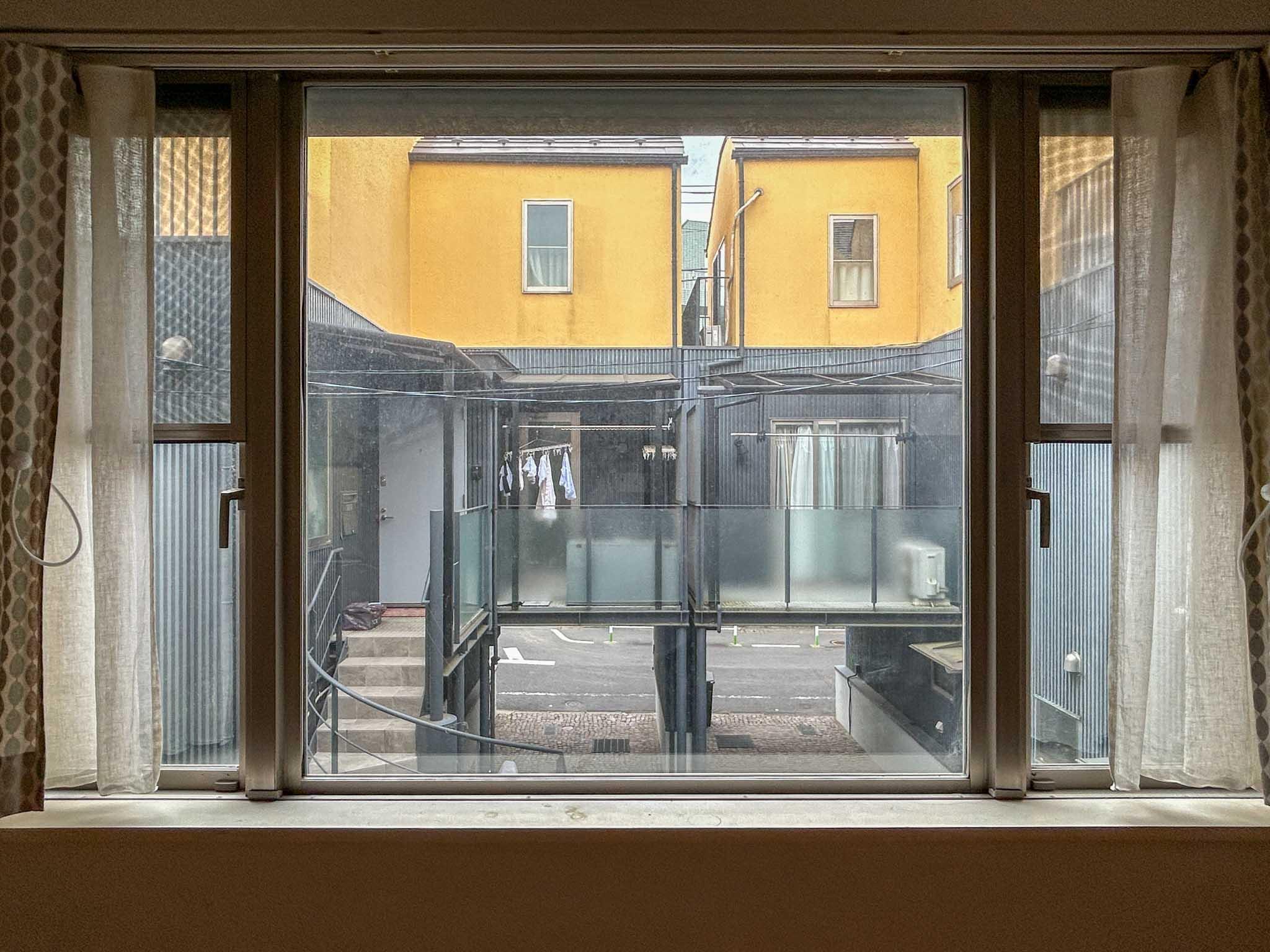 世田谷区用賀の賃貸物件/2階：南向きのためよく光は入りますが、別部屋のベランダがあるためカーテンは開けにくいです