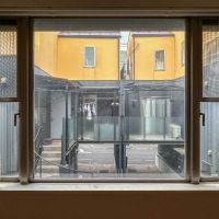 世田谷区用賀の賃貸物件/2階：南向きのためよく光は入りますが、別部屋のベランダがあるためカーテンは開けにくいです