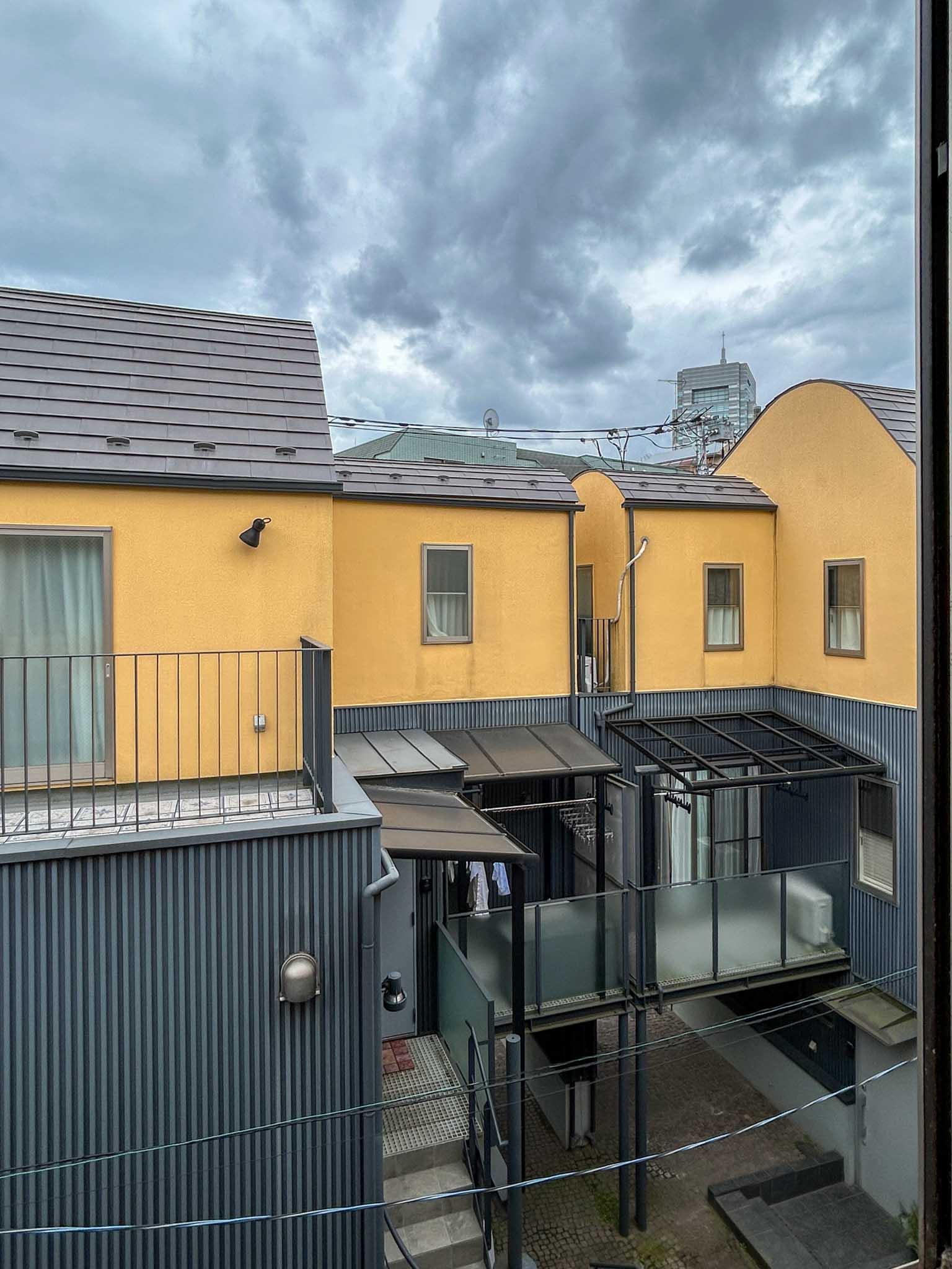 世田谷区用賀の賃貸物件/3階：南側の窓から。ほかの建屋が目に入ります