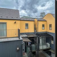 世田谷区用賀の賃貸物件/3階：南側の窓から。ほかの建屋が目に入ります