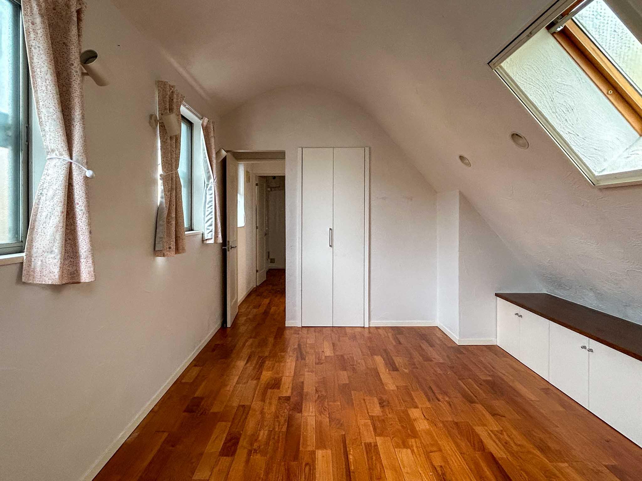 世田谷区用賀の賃貸物件/3階：勾配のついた北側には、天窓もついています