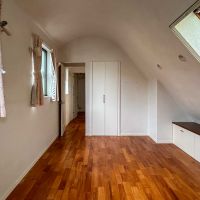 世田谷区用賀の賃貸物件/3階：勾配のついた北側には、天窓もついています