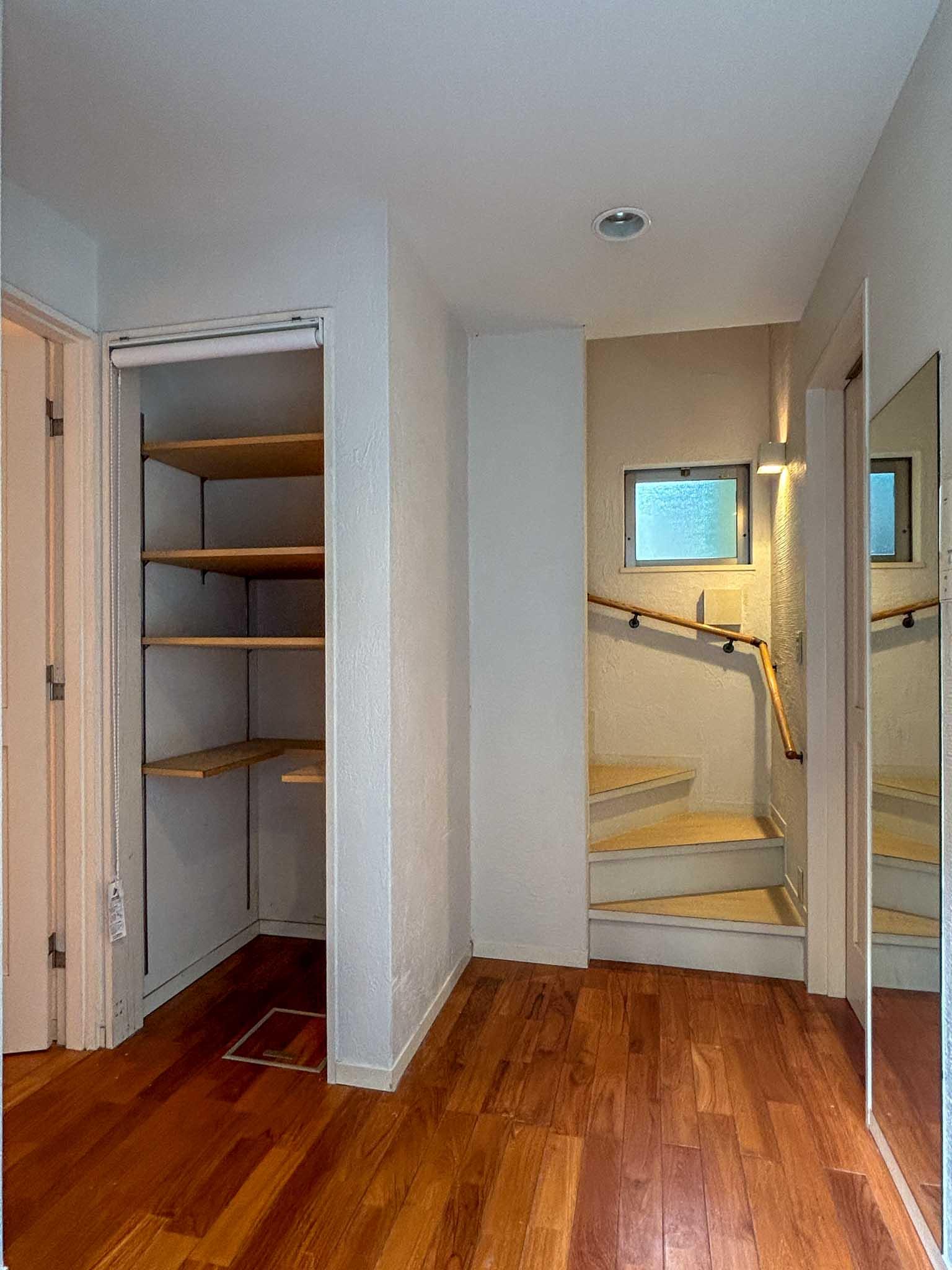 世田谷区用賀の賃貸物件/1階：玄関ホール。ロールスクリーンで隠せる収納棚や、姿見があります