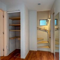 世田谷区用賀の賃貸物件/1階：玄関ホール。ロールスクリーンで隠せる収納棚や、姿見があります