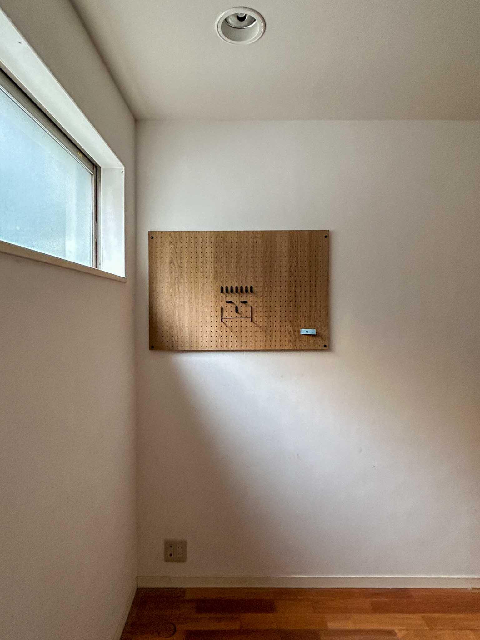 世田谷区用賀の賃貸物件/1階：顔みたい。。壁に取り付けられた有孔ボードは残置物扱い