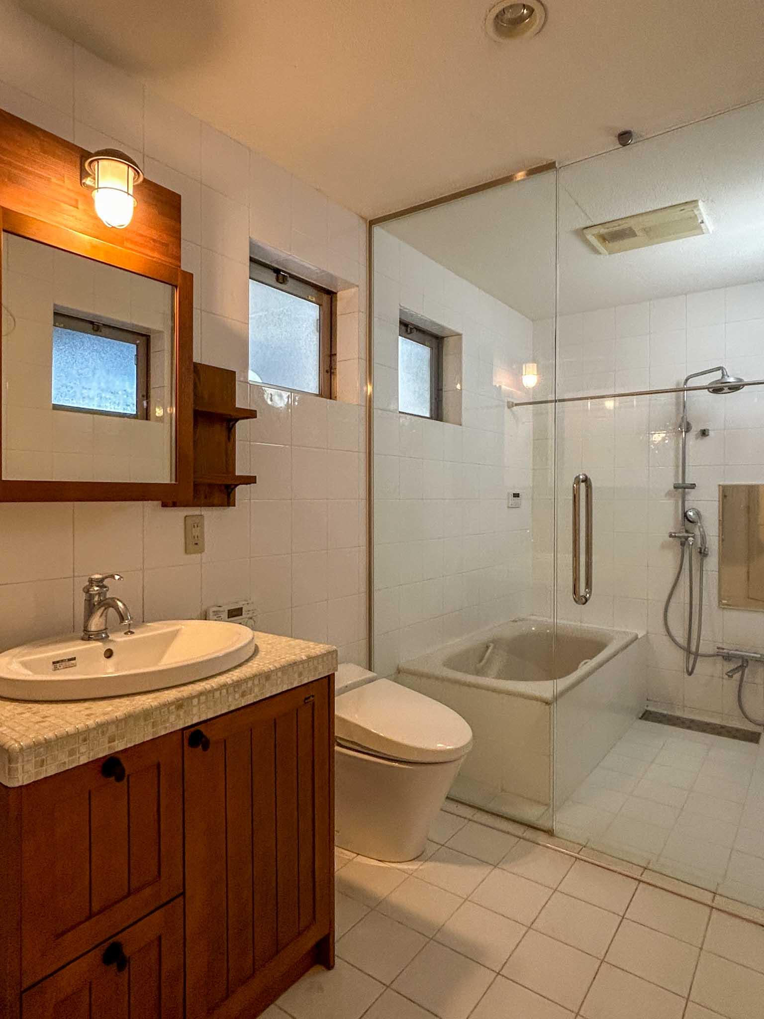 世田谷区用賀の賃貸物件/1階：洗面脱衣室。奥にガラス張りの浴室があります