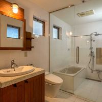 世田谷区用賀の賃貸物件/1階：洗面脱衣室。奥にガラス張りの浴室があります