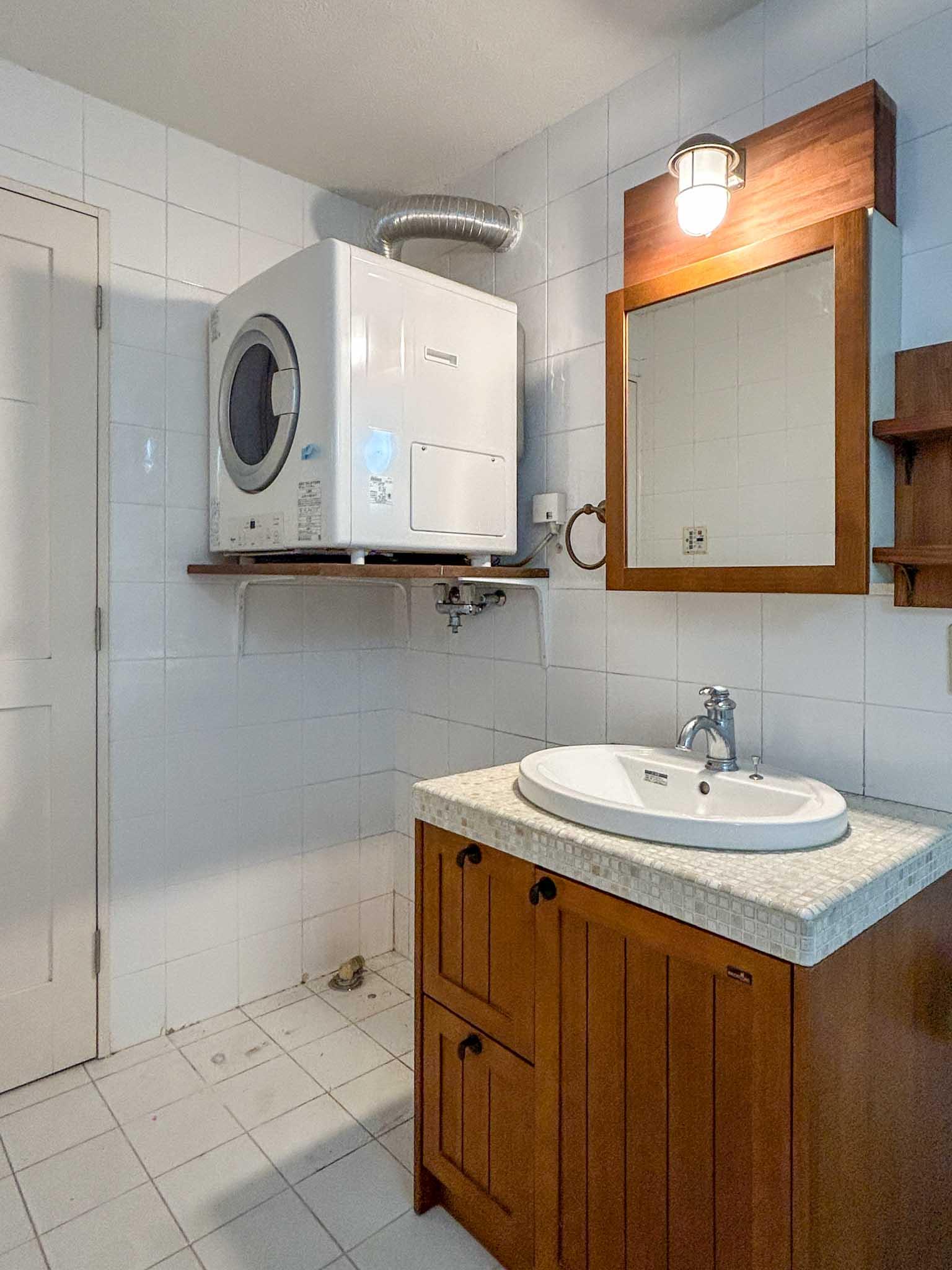 世田谷区用賀の賃貸物件/1階：洗濯機置き場は洗面台の横。乾燥機は残置物扱い