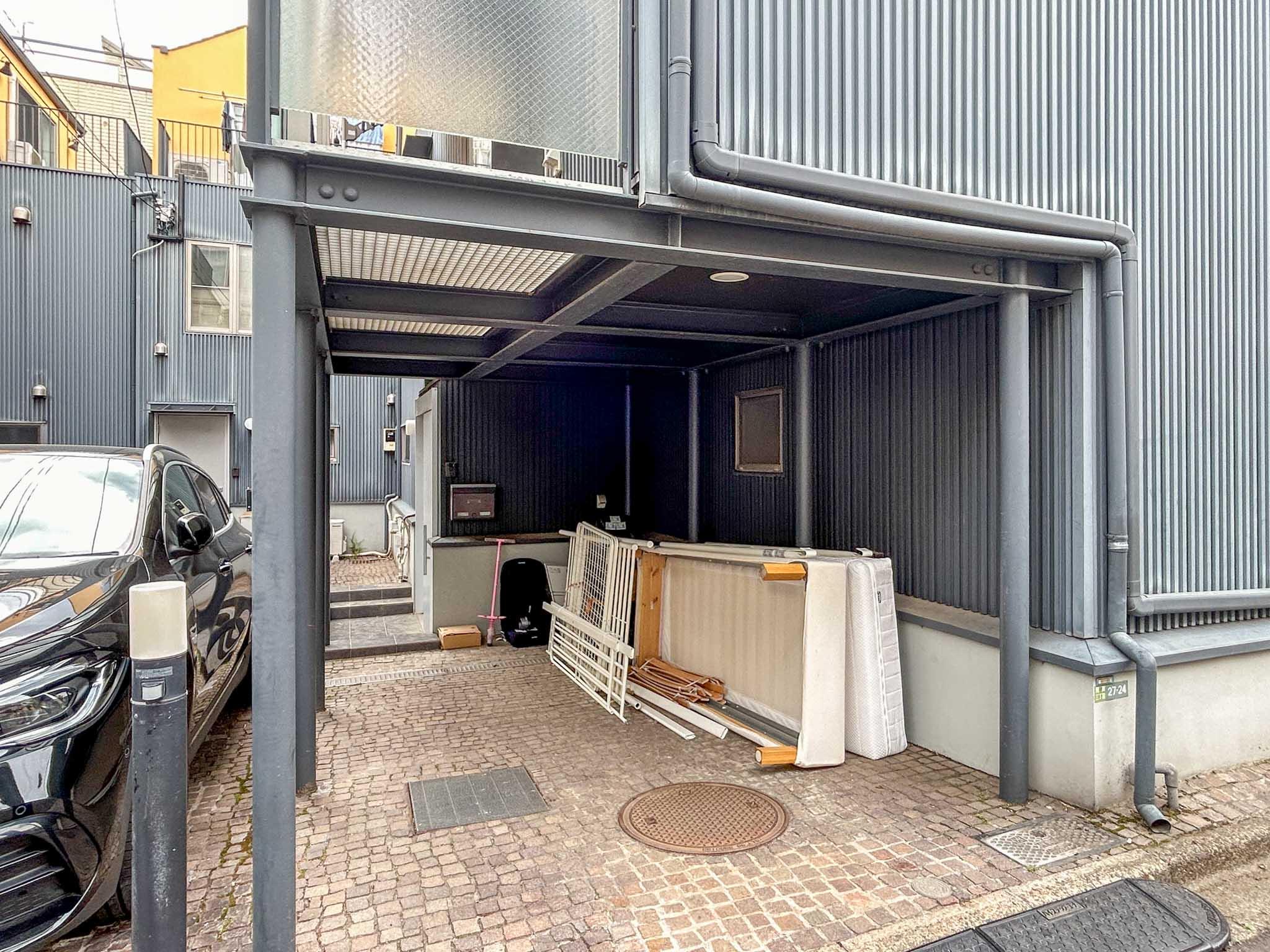 世田谷区用賀の賃貸物件/駐車スペース。およそ2.4mの幅があります