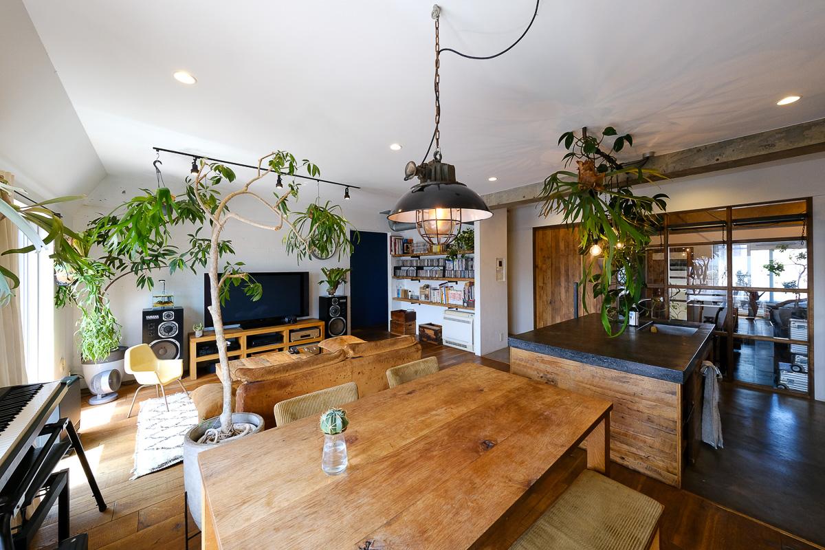 世田谷区玉堤の売買物件/無垢材や、モルタル、人研ぎなど、さまざまなマテリアルが散りばめられた空間