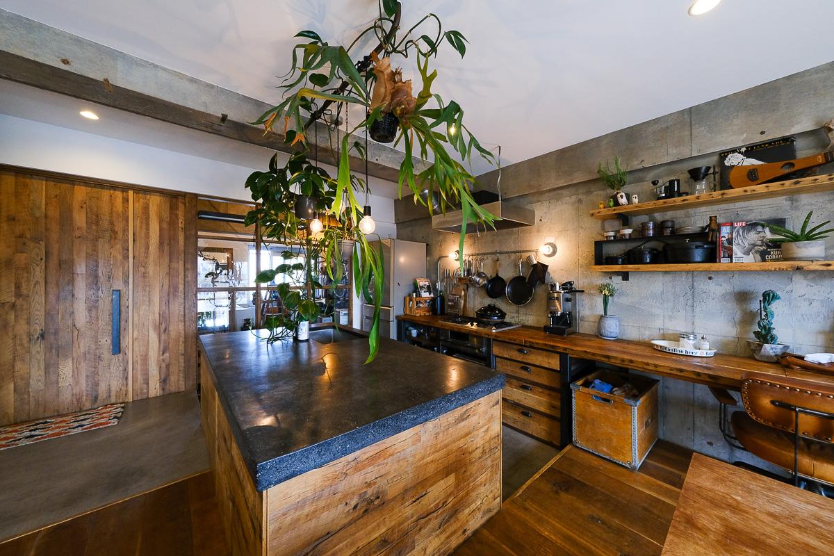 世田谷区玉堤の売買物件/人研ぎ（セメントに小さな石を混ぜ、硬化後に研磨したもの）のキッチンカウンターは、職人さん渾身の力作