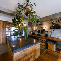 世田谷区玉堤の売買物件/人研ぎ（セメントに小さな石を混ぜ、硬化後に研磨したもの）のキッチンカウンターは、職人さん渾身の力作