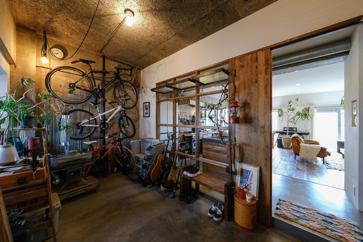 世田谷区玉堤の売買物件/リビングとは打って変わって、武骨な印象の玄関周り