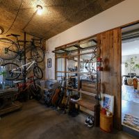 世田谷区玉堤の売買物件/リビングとは打って変わって、武骨な印象の玄関周り