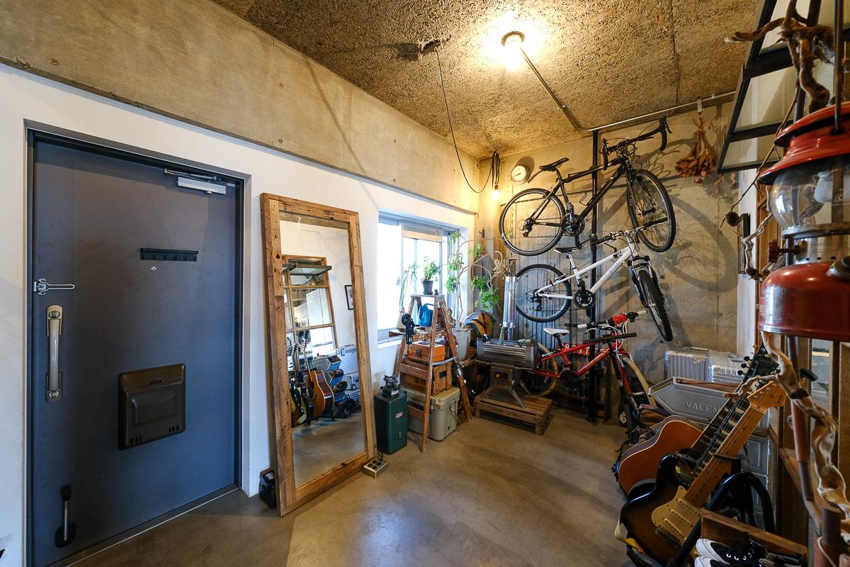 世田谷区玉堤の売買物件/床は土間仕上げで、自転車やキャンプ道具をラフに置けます。将来的に個室化することも想定して作られています