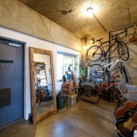 世田谷区玉堤の売買物件/床は土間仕上げで、自転車やキャンプ道具をラフに置けます。将来的に個室化することも想定して作られています